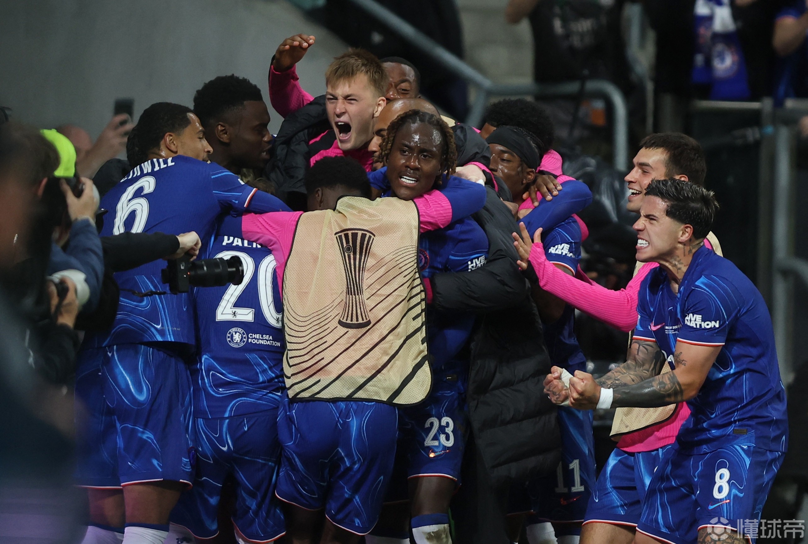 米乐-包含切尔西中场新星表现抢眼：欧战表现受瞩目的词条